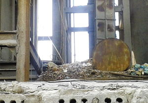 废旧厂房内处置医疗废品